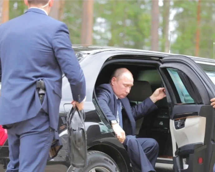 ukraine-mocks-russia’s-“sphere-of-influence”-claims:-“limited-to-putin’s-poop-suitcase”