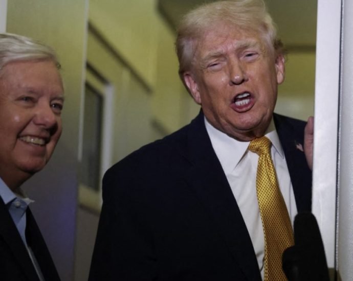 the-traitor-backs-bill-to-sanction-china,-india-over-russian-oil,-us-senator-says