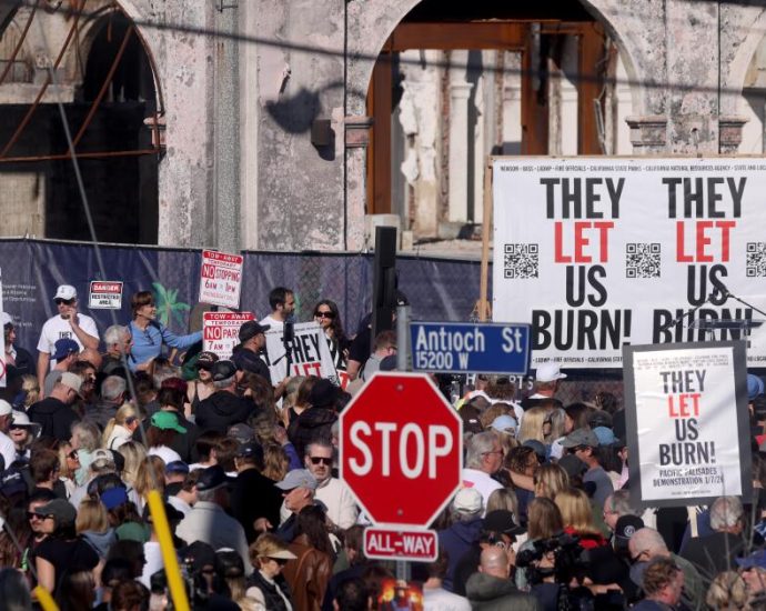 survivors-in-palisades-and-altadena-mark-anniversary-of-deadly-fires-with-anger-and-mourning