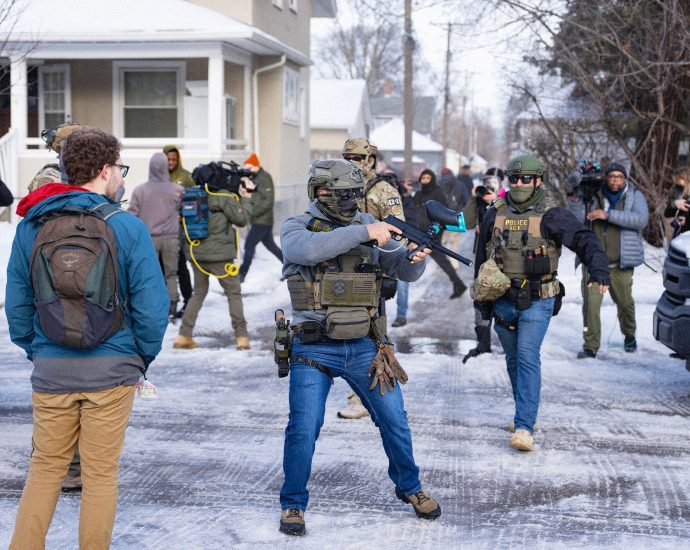 people-are-using-ai-to-falsely-identify-the-federal-agent-who-shot-renee-good