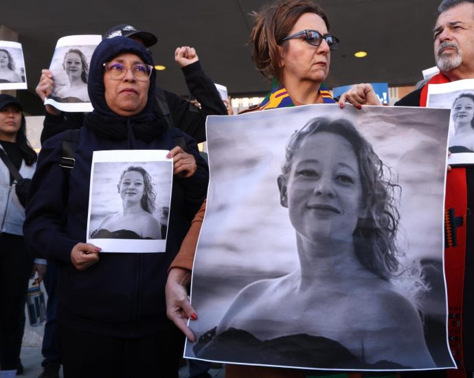 la.-clergy,-protesters-denounce-fatal-shooting-by-ice-officer-in-minneapolis