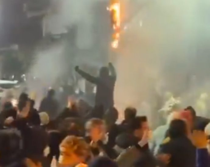 street-protests-grow-in-iran-as-the-country-faces-an-internet-blackout