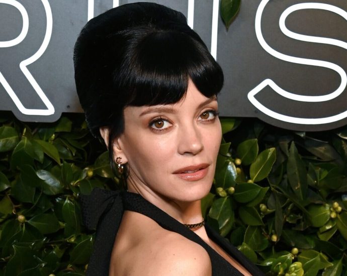 lily-allen-steals-the-night-with-a-‘tennis’-performance-at-chanel’s-coco-crush-dinner-in-la.