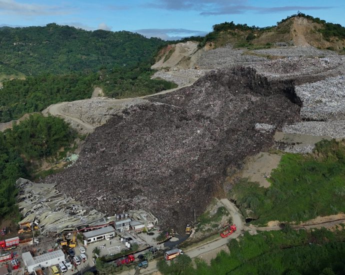 deadly-trash-avalanche-in-filipino-landfill-leaves-dozens-missing