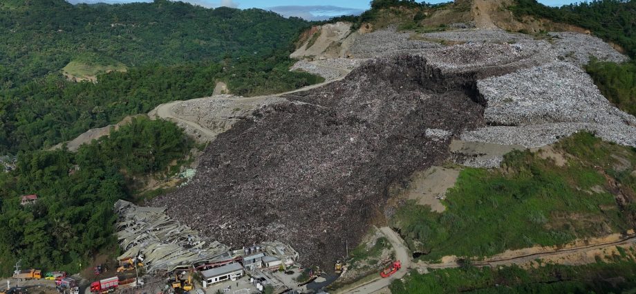 deadly-trash-avalanche-in-filipino-landfill-leaves-dozens-missing