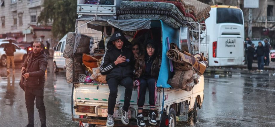 syrian-army-renews-aleppo-strikes-as-kurdish-fighters-refuse-to-budge