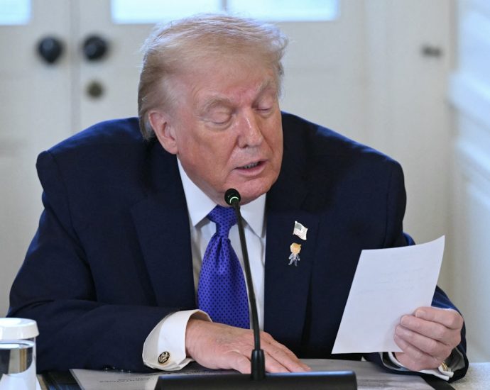 the-traitor,-79,-accidentally-reads-marco-rubio’s-private-note-out-loud