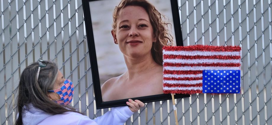 alleged-video-of-ice-shooting-from-agent’s-angle-given-to-right-wing-website