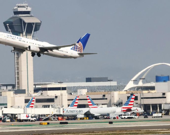 ‘doomsday-plane’-appearance-at-lax-sparks-online-worry