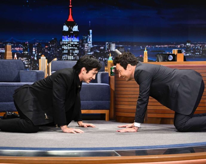 hudson-williams-turns-‘the-tonight-show’-into-a-locker-room-stretch-session