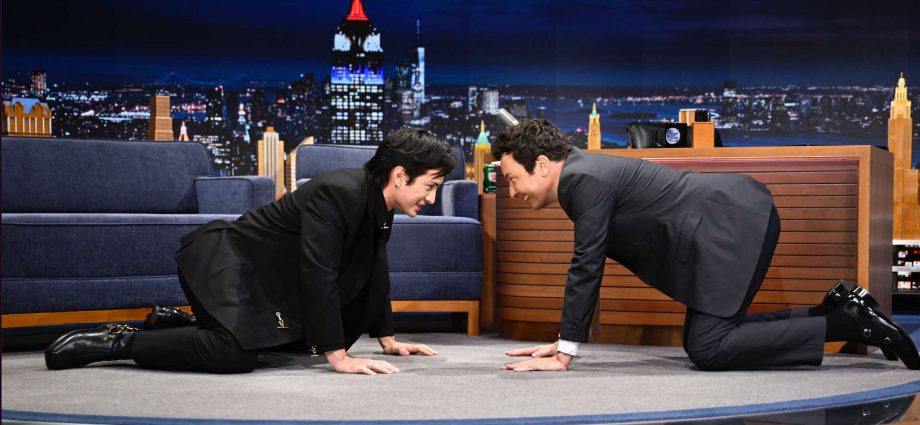 hudson-williams-turns-‘the-tonight-show’-into-a-locker-room-stretch-session