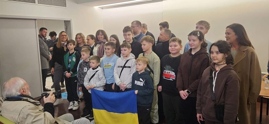 portugal-welcomes-ukrainian-mothers-and-children-in-‘remarkable’-civil-society-initiative