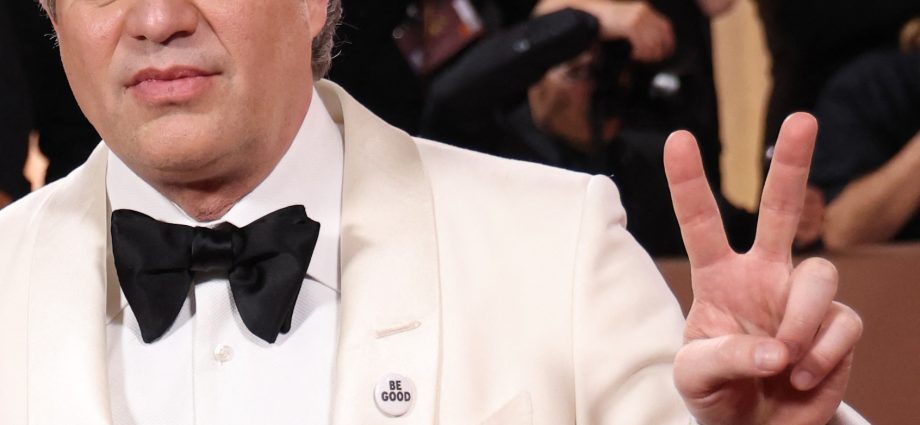 celebrities’-pins-pay-tribute-to-renee-good,-denounce-ice-at-golden-globes