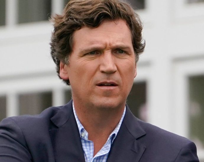 tucker-carlson-rips-maga-reactions-to-fatal-ice-shooting:-‘a-woman-got-shot-in-the-face’