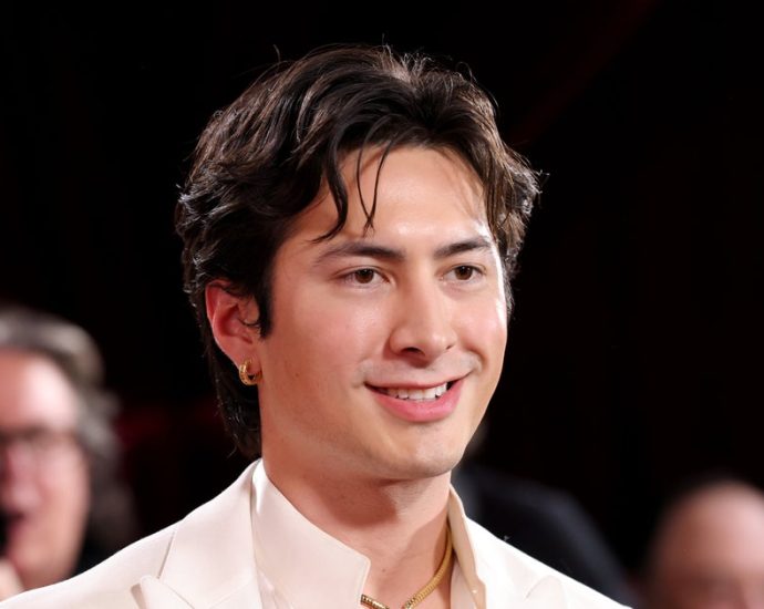 ‘heated-rivalry’-star-goes-viral-for-nsfw-golden-globes-interview