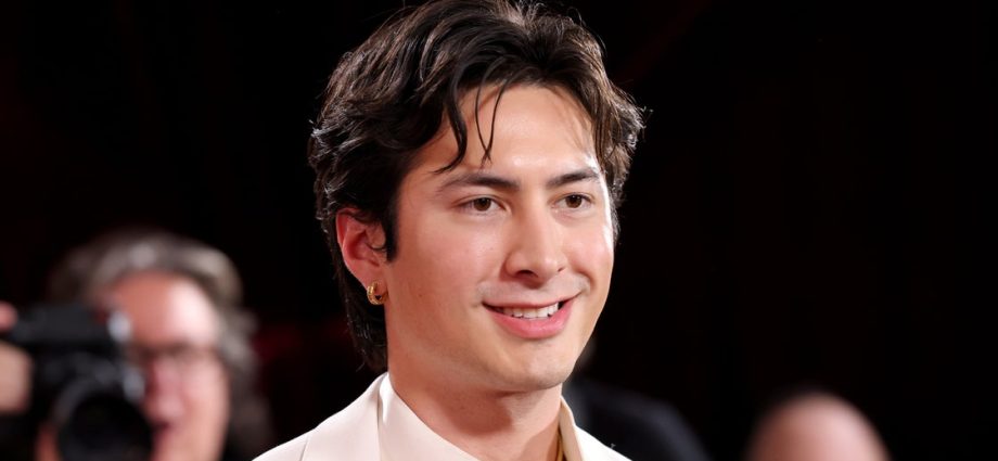 ‘heated-rivalry’-star-goes-viral-for-nsfw-golden-globes-interview