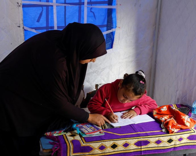 gaza’s-children-study-in-tents-as-gunfire-rages-by-israel’s-‘yellow-line’