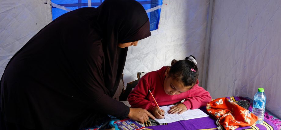 gaza’s-children-study-in-tents-as-gunfire-rages-by-israel’s-‘yellow-line’