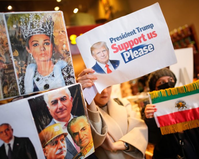 the-traitor-says-any-country-doing-business-with-iran-will-face-25-percent-tariff