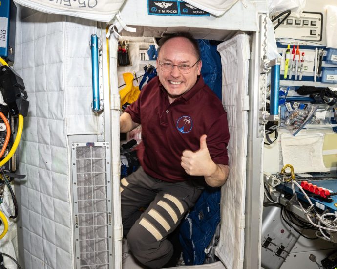 fincke-hands-over-station-command,-crew-preps-for-wednesday-departure