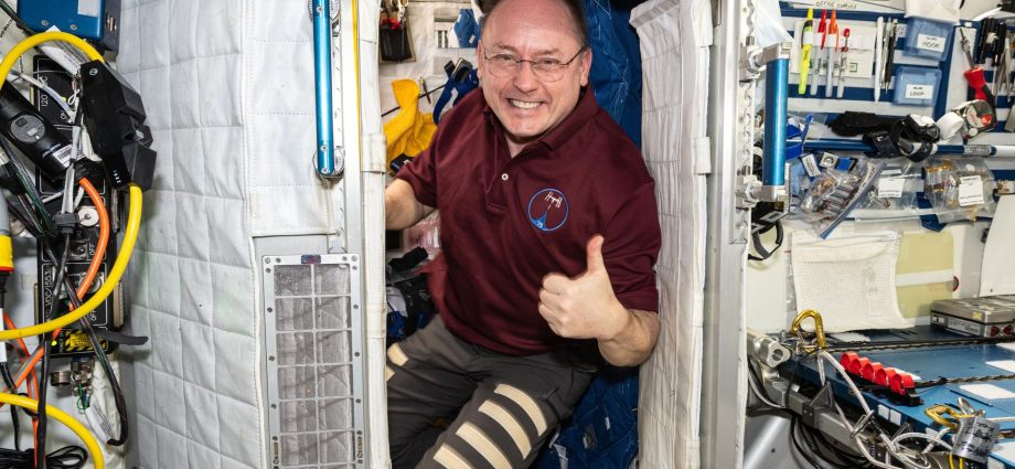 fincke-hands-over-station-command,-crew-preps-for-wednesday-departure