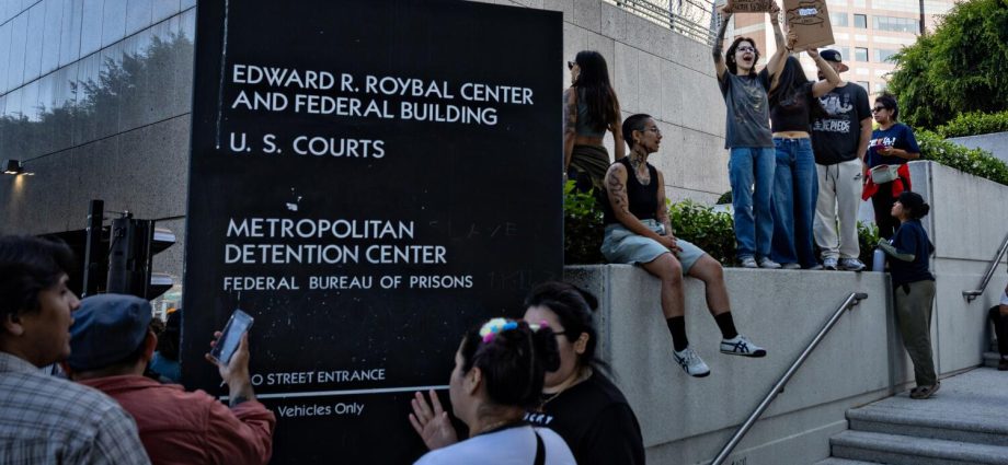 House Democrats challenge new Homeland Security order limiting lawmaker visits to immigration facilities