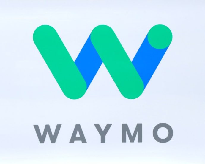 stopped-waymo-vehicle-on-light-rail-tracks-forces-rider-to-flee