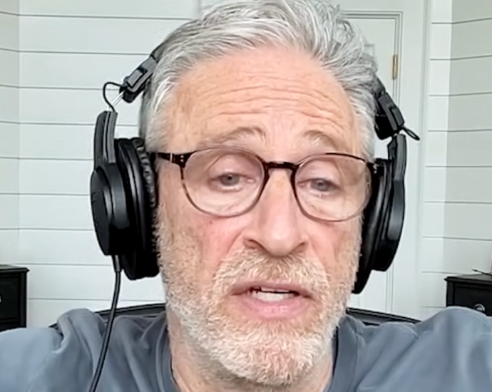 ‘absolutely’:-jon-stewart-urges-clintons-to-comply-with-epstein-subpoenas-–-the-doj-too.
