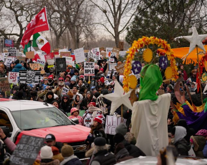 ‘now-is-the-time’:-minnesota-calls-for-general-strike-to-drive-out-ice
