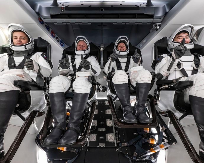 crew-11-closes-dragon-hatch,-preps-for-departure