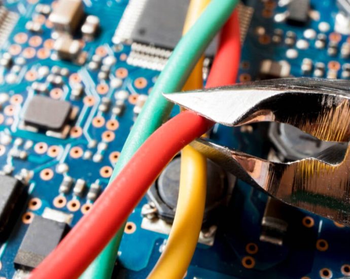 maker-fight!-sparkfun-cuts-ties-with-adafruit-in-harassment-dispute