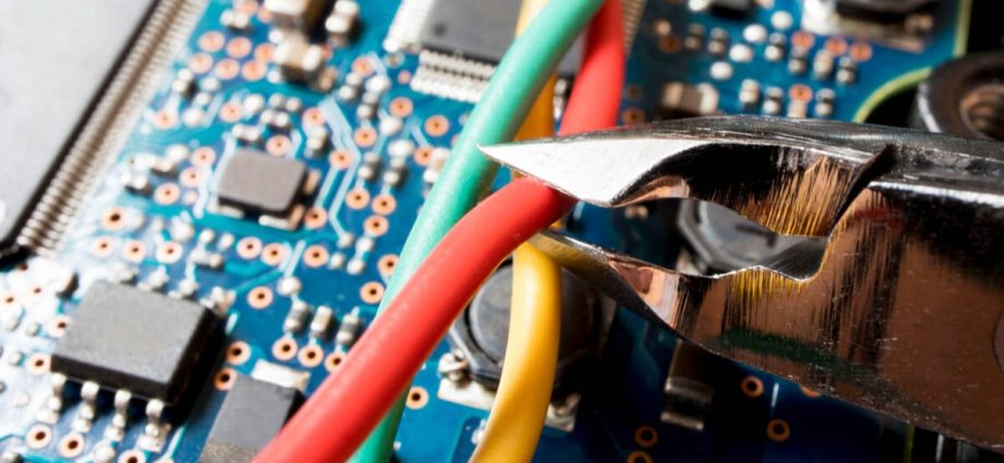 maker-fight!-sparkfun-cuts-ties-with-adafruit-in-harassment-dispute