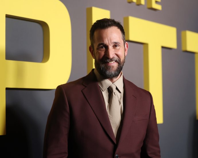 “vitamin-c-isn’t-real”:-noah-wyle-roasts-rfk-jr.-in-fake-psa