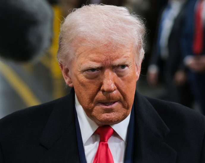 ‘truth-hurts’:-autoworker-praised-for-heckling-the-traitor-into-flipping-the-bird,-dropping-f-bomb