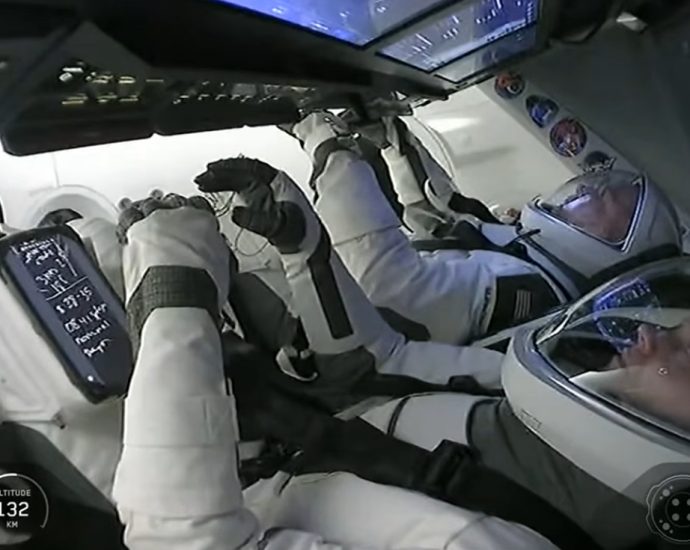 spacex dragon completes deorbit-burn