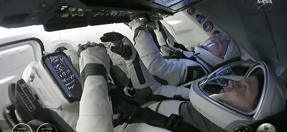 spacex dragon completes deorbit-burn