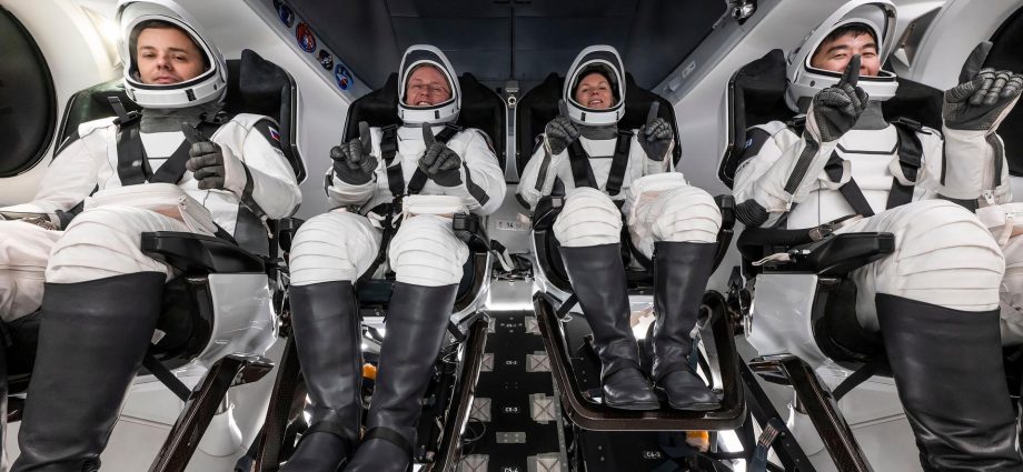 nasa’s-spacex-crew-11-preparing-for-splashdown
