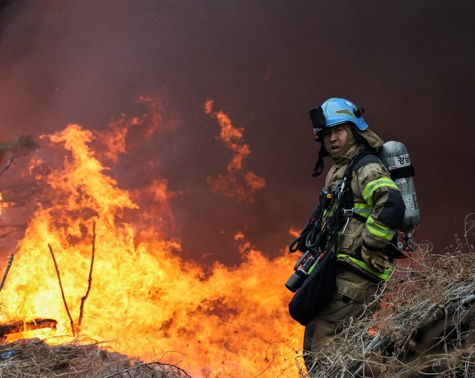 s-korean-firefighters-tackle-huge-blaze-in-last-of-seoul’s-‘shanty-towns’