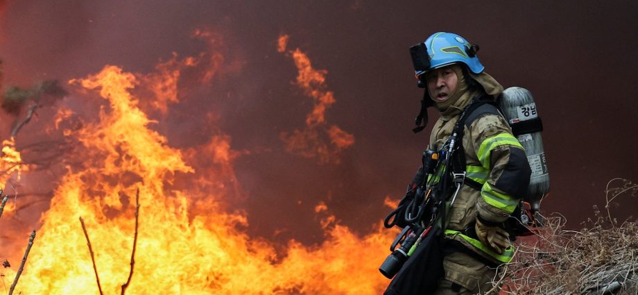 s-korean-firefighters-tackle-huge-blaze-in-last-of-seoul’s-‘shanty-towns’