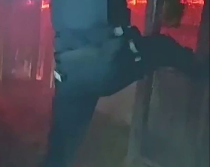 video-shows-florida-officers-responding-to-zoo-fire