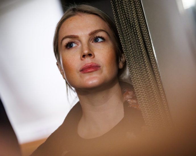 transcript:-the-traitor-press-sec-snaps-at-media-as-polls-on-ice-turns-dire