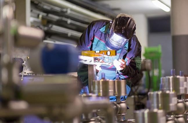 engineer-used-welding-shop-air-hose-to-‘clean’-pcs-–-hilarity-did-not-ensue