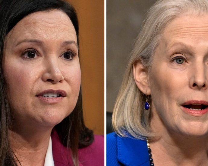 Senators try to end stock trading by lawmakers