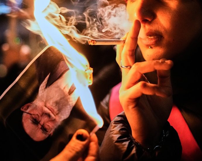 she-set-a-photo-afire,-lit-a-cigarette-—-and-became-a-symbol-of-resistance-for-iran-protesters