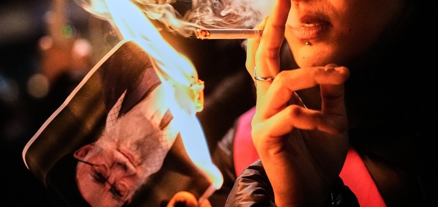 she-set-a-photo-afire,-lit-a-cigarette-—-and-became-a-symbol-of-resistance-for-iran-protesters