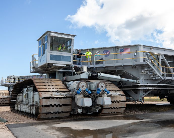nasa’s-crawler-preps-for-artemis-ii-rollout