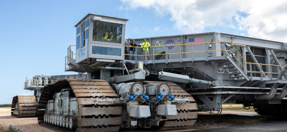 nasa’s-crawler-preps-for-artemis-ii-rollout