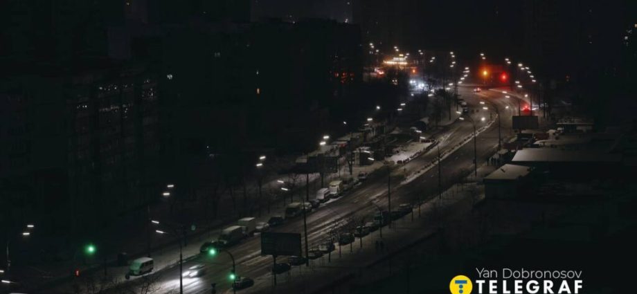 kyiv-runs-on-emergency-generators-and-20%-streetlights-after-week-of-russian-strikes