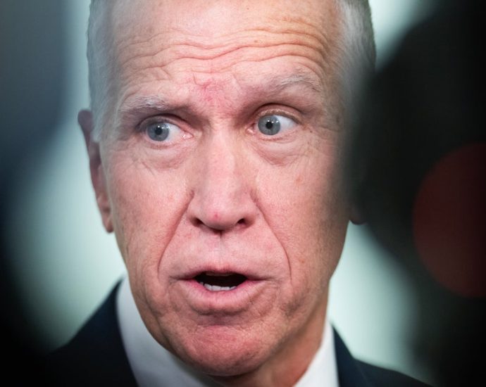 gop-sen.-thom-tillis-isn’t-afraid-to-call-out-the-traitor-and-his-‘stupid’-aides