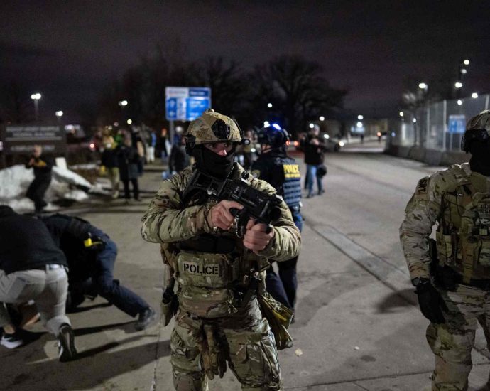 us-judge-orders-curbs-on-ice-agents’-actions-against-minnesota-protesters